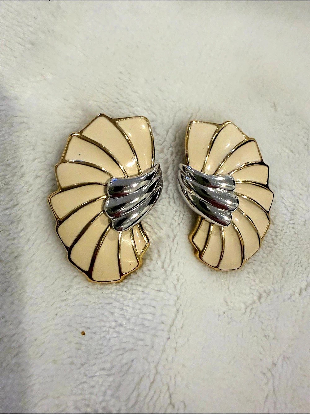 Shell-Shaped Clip-On Earrings in Cream & Gold Like New